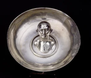 Rett med bysten av en mann inni, fra Boscoreale Treasure, nær Pompeii (sølv) (sett forfra)